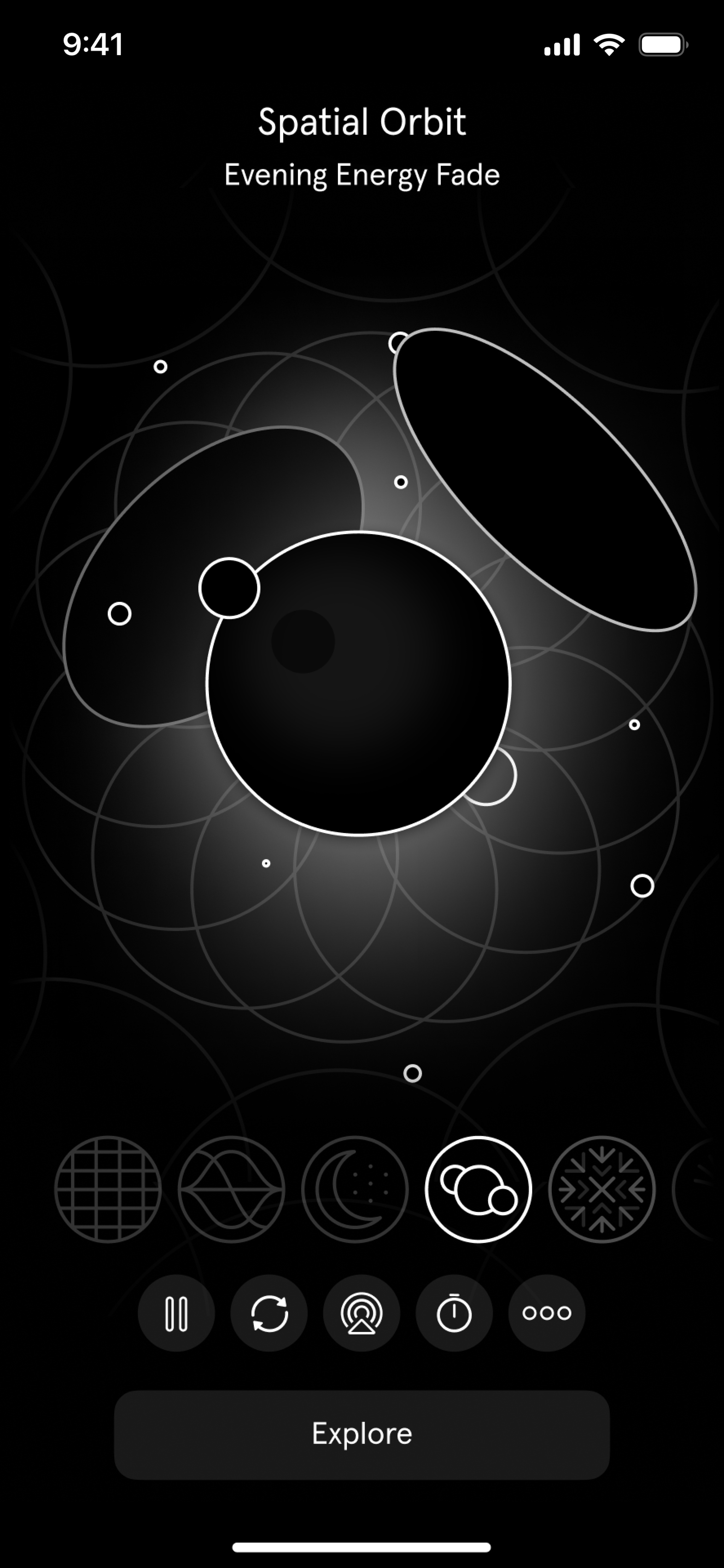 몰입도 높은 사운드 앱 *Endel*의 {Spatial Orbit} 사운드스케이프 스크린샷. 대부분 검은색인 배경에 일련의 추상적인 검은색 원이 표시되어 있습니다. 